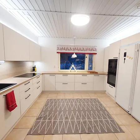 Villa House Between Pines 5-bedroom House With 3 Toilets Rovaniemi