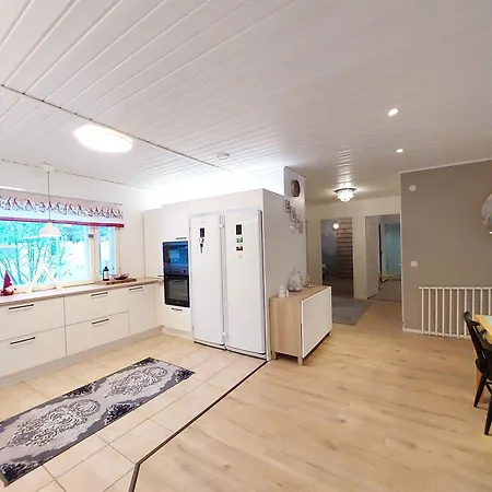 House Between Pines 5-bedroom House With 3 Toilets Villa *